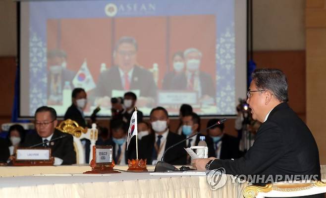 아세안 외교장관 회의서 발언하는 박진 장관 (프놈펜=연합뉴스) 류영석 기자 = 박진 외교부 장관이 4일 캄보디아 프놈펜 소카호텔에서 열린 한-아세안 외교장관회의에 참석해 발언하고 있다. 2022.8.4 ondol@yna.co.kr