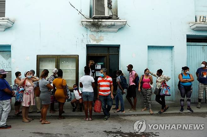 쿠바 수도 아바나에서 식료품 사기 위해 줄 선 주민들(기사와 직접 관련 없음) [로이터=연합뉴스 자료사진. 재판매 및 DB 금지]