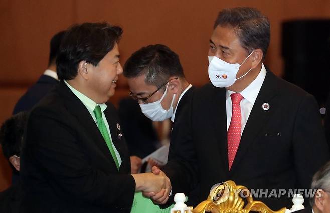 이야기 나누는 박진 장관-하야시 외무상 (프놈펜=연합뉴스) 류영석 기자 = 박진 외교부 장관과 하야시 요시마사 일본 외무상이 4일 캄보디아 프놈펜 소카호텔에서 열린 아세안+3(한중일) 외교장관회의에 참석해 인사하는 모습 2022.8.4 ondol@yna.co.kr