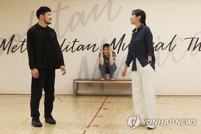 공연 연습하는 '원더보이' 출연 배우들 (서울=연합뉴스) 진연수 기자 = 4일 오후 서울 종로구 세종문화회관에서 예술동에서 열린 뮤지컬 '원더보이' 연습실 공개 행사에서 배우들이 주요 장면을 시연하고 있다. 2022.8.4 jin90@yna.co.kr