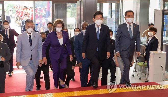 펠로시 하원의장과 본관 들어서는 김진표 국회의장 (서울=연합뉴스) 이정훈 기자 = 김진표 국회의장이 4일 오전 국회를 방문한 낸시 펠로시 미국 하원의장과 본관으로 들어서고 있다. 2022.8.4 [국회사진기자단] uwg806@yna.co.kr