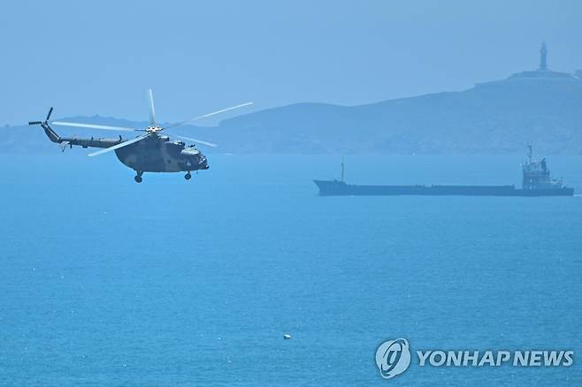 대만 근접 비행하는 중국군 헬기 (핑탄 AFP=연합뉴스) 중국군 소속 군용 헬기가 4일 대만과 인접한 중국 남부 푸젠성 핑탄섬 상공을 비행하고 있다. 중국은 지난 2일 낸시 펠로시 미국 하원의장의 대만 방문에 대한 대응으로 이날부터 7일까지 역대 최대 규모의 군사 훈련을 대만을 포위한 형태로 실시한다. 2022.8.4 alo95@yna.co.kr