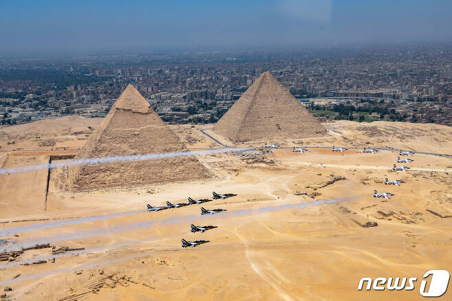 공군 특수비행팀 블랙이글스가 3일(현지시간) 이집트 카이로 인근 기지 피라미드 일대에서 진행된 피라미드 에어쇼 2022에서 이집트 공군 특수비행팀 실버스타즈와 우정비행을 하고 있다. (공군 제공) 2022.8.4/뉴스1