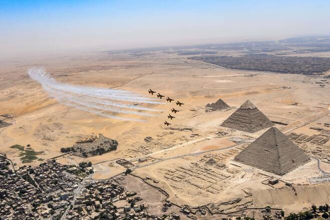 공군 특수비행팀 블랙이글스가 3일 오전(현지시간) 이집트 카이로 인근 기자 대피라미드 주변에서 열린 '피라미드 에어쇼 2022'에 참가해 피라미드 상공을 비행하고 있다. (공군 제공)ⓒ 뉴스1