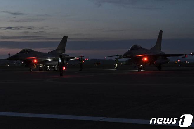 KF-16 전투기가 야간 이륙을 준비하는 모습ⓒ 뉴스1