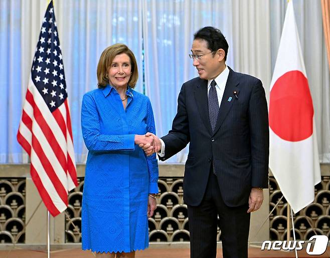 낸시 펠로시 미국 하원의장이 5일 (현지시간) 아시아 마지막 순방국인 일본에 도착해 도쿄 총리 관저에서 기시다 후미오 총리와 조찬 회동에 앞서 악수를 하고 있다. ⓒ 로이터=뉴스1 ⓒ News1 우동명 기자