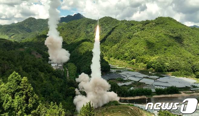 4일(현지시간) 중국인민해방군 동부전구 사령부 미사일군이 대만 동부 연안의 해역을 향해 재래식 미사일 실험을 모처에서 하고 있다. ⓒ 로이터=뉴스1 ⓒ News1 박기현 기자