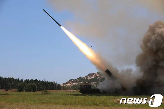 4일 인민군 동부전구 사령부 지상군이 대만해협으로 장거리 미사일을 발사하고 있다. ⓒ 로이터=뉴스1 ⓒ News1 박기현