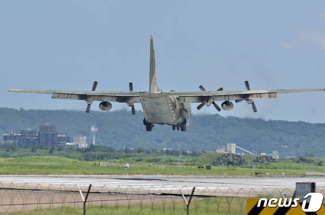 5일(현지시간) 대만 신주에 있는 신주 공군기지의 격납고 앞 활주로에서 미제 C-130 수송기가 착륙을 준비하고 있다. ⓒ AFP=뉴스1 ⓒ News1 박기현 기자