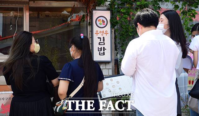 5일 오전 드라마 '이상한 변호사 우영우'의 촬영지로 알려진 경기 수원 팔달구 행궁동의 '우영우 김밥집'을 찾은 관광객들이 식사를 하기 위해 줄을 길게 서 있다./수원=임영무 기자