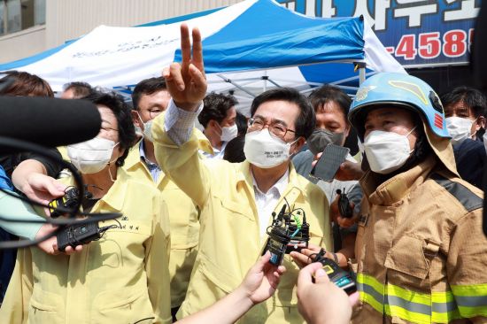 김동연 경기도지사(중앙)가 5일 이천시 화재현장을 찾아 소방 관계자와 이야기를 나누고 있다.