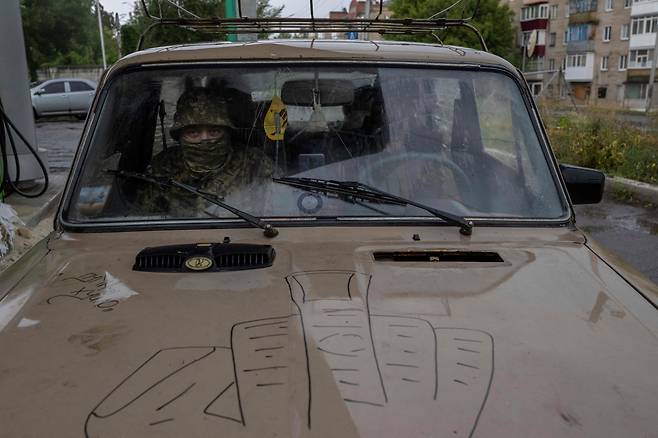 8월 3일 우크라이나 동부 스로비안스크의 한 주유소에서 차 본네트에 손가락 욕이 그려진 차량이 주유하고 있다./AFP 연합뉴스