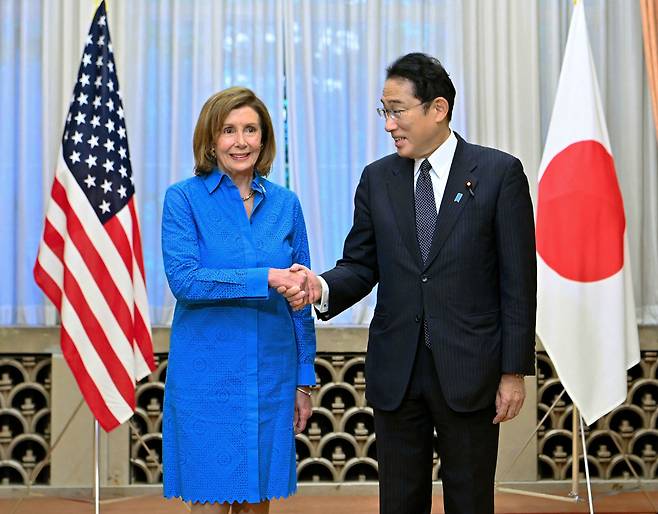 낸시 펠로시 미국 하원의장(왼쪽)이 5일 도쿄 총리공관에서 기시다 후미오 일본 총리와 악수하고 있다. /AP 연합뉴스