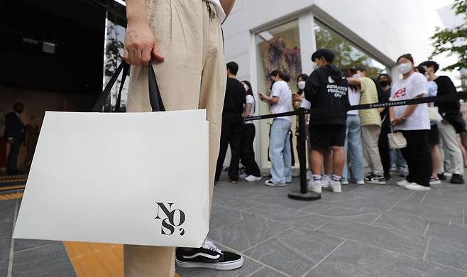 손흥민의 패션 브랜드 'NOS7(엔오에스세븐)'이 출시된 지난 6월 17일 서울 분더샵 케이스스터디 매장 입구에 소비자들이 줄지어 서 있다. /뉴시스