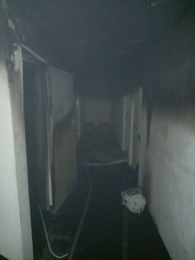 5일 오후 6시 30분쯤 불이 난 부산 기장군의 한 원룸 건물 3층 내부. /부산소방재난본부