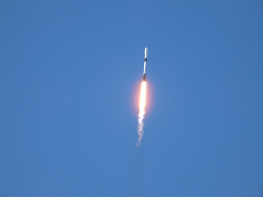 한국 첫 달 궤도선 '다누리'를 탑재한 발사체 팰컨9이 5일 오전 8시8분48초(현지시간 8월 4일 오후 7시8분48초) 미국 플로리다주 케이프 커내버럴 우주군 기지에서 발사되고 있다. 사진=미국 케이프커내버럴 공동취재기자단