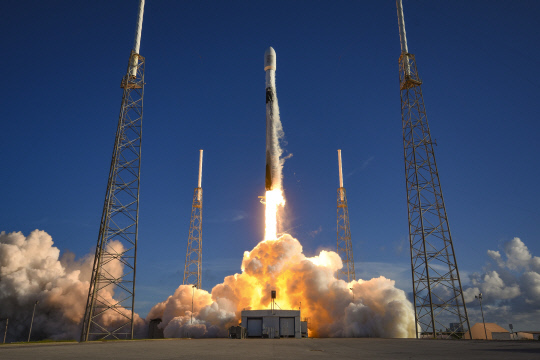 한국 첫 달 궤도선 '다누리'를 탑재한 발사체 팰컨9이 5일 오전 8시8분48초(현지시간 8월 4일 오후 7시8분48초) 미국 플로리다주 케이프 커내버럴 우주군 기지에서 발사되고 있다. 사진=스페이스X 제공