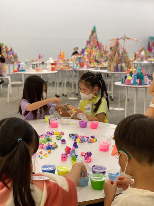 전시 ‘서도호와 아이들: 아트랜드’ 워크숍에 참여한 어린이들. 모형 점토로 상상의 생물들을 만들고 있다. 서울시립북서울미술관 제공