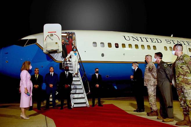 낸시 펠로시 미국 연방하원의장이 지난 3일 밤 오산 미 공군기지를 통해 입국하고 있다. 출처 주한미국대사관 트위터