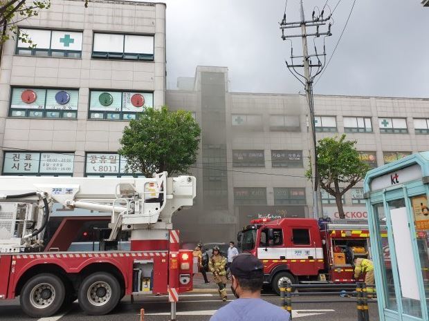 5일 오전 경기 이천시 관고동의 한 병원 건물에서 불이 났다.  독자 박상일 씨 제공