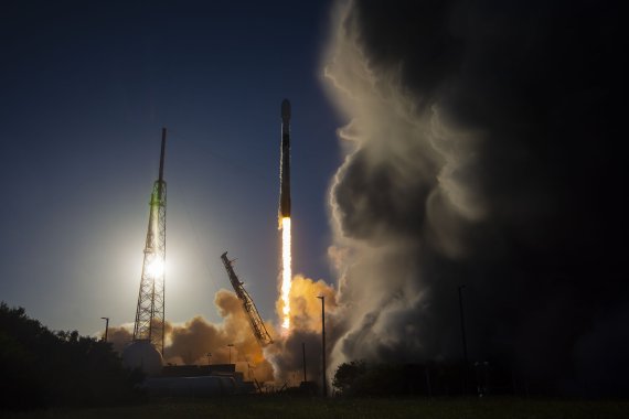 대한민국 최초의 달 궤도선 '다누리'가 5일 8시 8분(한국시간) 미국 플로리다주 케이프 커내버럴 우주군 기지에서 스페이스X의 팰컨9 발사체에 실려 하늘로 날아오르고 있다. 스페이스X 제공