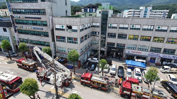 5일 오전 경기도 이천시 관고동의 한 병원 건물에서 불이 났다. 소방당국에 따르면 이번 화재로 건물 내 병원의 환자, 간호사 등 5명이 숨진 것으로 파악됐다.
