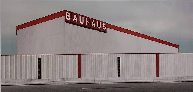 구르스키의 2020년 작 <바우하우스>. 20세기 현대미술사에 큰 영향을 미친 예술학교 바우하우스의 글자 디자인을 간판으로 쓴 철물점의 외관을 거대한 사진 이미지로 뽑아냈다.