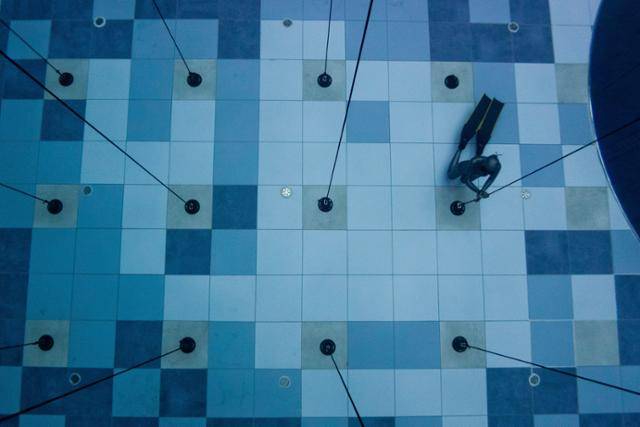 김혜선씨가 깊은 수심 도전을 앞두고 15m 수심에서 몸 상태를 점검하고 있다. 최준엽씨 제공