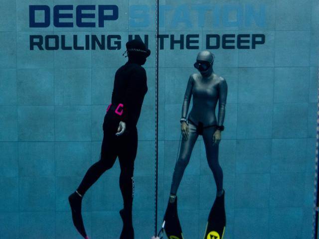 김혜선(오른쪽)씨가 잠수를 마치고 수면으로 올라가고 있다. 버디(동료) 역할을 맡은 박귀현씨는 중간 지점에서 기다리다가 함께 상승하면서 상대가 의식을 유지하는지 확인하는 중이다. 최준엽씨 제공