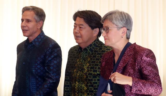 토니 블링컨(왼쪽부터) 미국 국무장관과 하야시 요시마사 일본 외무장관이 4일(현지시간) 캄보디아 프놈펜에서 열린 아세안 외교장관회의 의장국 주재 환영 만찬에 참석하고 있다. 프놈펜 연합뉴스