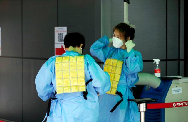 연일 폭염이 이어지고 있는 5일 광주 북구 상시 선별진료소에서 보건소 의료진이 푹푹 찌는 더위에 냉조끼를 입고 업무를 보고 있다.광주 북구청 제공
