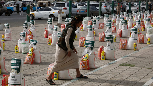 내전 휩싸인 예멘 거리의 배급용 식량 2022.4.20 [자료사진: 연합뉴스 제공]