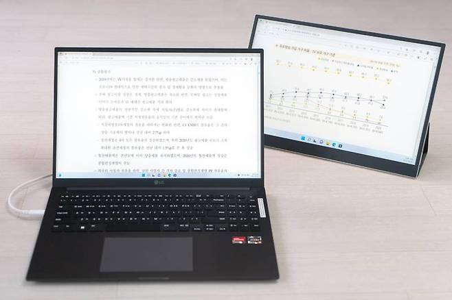 프로세서가 USB-C로 디스플레이 연결을 지원하는 DP-ALT 기능을 지원해 LG 그램+view와 같은 외장 디스플레이도 활용할 수 있다. 출처=IT동아