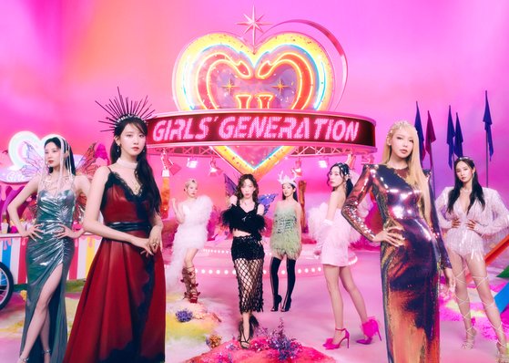 5일 데뷔 15주년을 맞아 정규 7집 '포에버 원(FOREVER 1)'을 발매하는 걸그룹 소녀시대. 이날 오후 6시에 음원이 공개되며, 음반 발매는 8일이다. 사진 SM엔터테인먼트