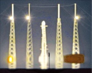 다누리를 실은 로켓 팰컨9이 3일 오후 10시15분(현지시간) 미국 플로리다주 케이프커내버럴 우주군 기지 40번 발사대에 세워졌다.    /과학기술정보통신부 제공