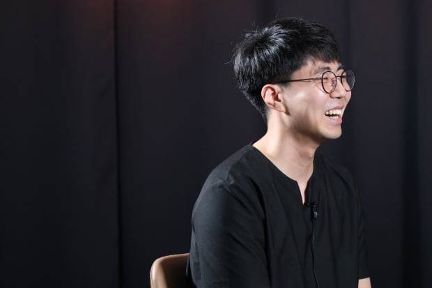 이현직 레브잇 공동창업자가 윤춘호 논설위원과 인터뷰를 하면서 웃고 있다.
