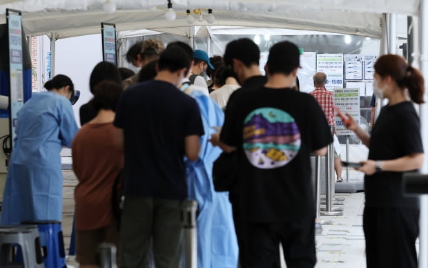 5일 서울 마포구 보건소 코로나19 선별진료소를 찾은 시민들이 검사를 받기 위해 차례를 기다리고 있다. 사진=연합뉴스