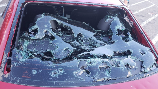 우박을 동반한 폭풍으로 인해 캐나다 앨버타주 고속도로를 달리던 차들이 파손됐다. 트위터 캡처