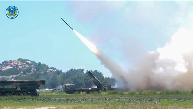 중국 인민해방군(PLA)이 4일 낸시 펠로시 미국 하원의장의 대만 방문에 반발하기 위해 시행한 군사훈련 중 미사일을 발사한 사진을 공개했다. [AFP]