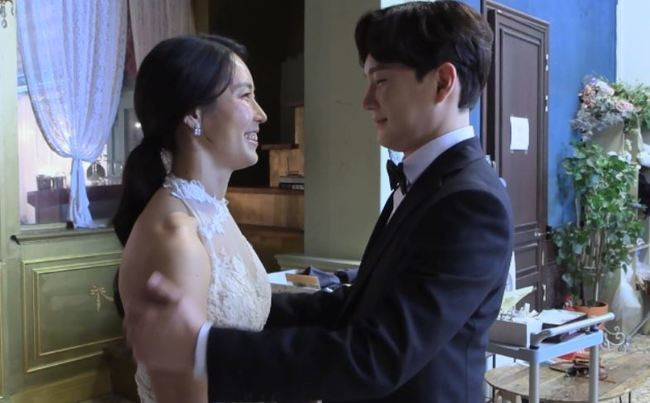 I was caught in the sweet appearance of the couple of Young Chul Young Sook in the 6th SOLO.ENA, SBS PLUS I SOLO spin-off I SOLO: Love Continues (hereinafter referred to as Nasol Four Seasons) The first trailer was released on August 5.The trailer is welcomed by the first meeting of the performers of I SOLO topic from Young-cheol - Young-ho - 9th Oksun - Kwangsoo.In addition, the kissing god of the 7th Young Ho Soonja, which was made after the broadcast with the couple of the 2nd Young Soo Young Sook, overlaps, and the people who found love appear to convey envy, while the final selection moment of the 6th Kwangsoo and the 7th Oksoon is also talked.I SOLO, which contains several Solo Country Love groups, is connected to Nasol Four System through the introduction of MC Defconn X Gaoyoung.Here, the Wedding ceremony scene of the 6th Young Chul Young Sook and the 4th official Young Sook couple, the representative visual couple of SOLO, is revealed, and Defconn is reacting with anger saying I am too envious.On the other hand, the 4th Youngsu - Jung Sook couple who broke up after the broadcast responds to the interview separately and tells the inside story.First, Youngsu says, I wish I had someone, and the shaman, Jung Sook, says, I want to meet a good person.Also, the appearance of lawyer Kwangsoo and US Army Captain Young Soo, who loved Oksun, the 6th Blue Girl, at the same time, is also welcome.Kwangsoo announces the current situation by saying, I am going to introduce, and Youngsu stands alone on the beach and shouts, I want to love you!The production team said, I SOLO, which contains the stories of Solos, which are close to 110 people from the first to the ninth, will broadcast the story after the spin-off Nasol Four Seasons.I would like to ask for your attention because the viewers have been curious about the couple and the performers of the topic, and they tell the story after the broadcast.