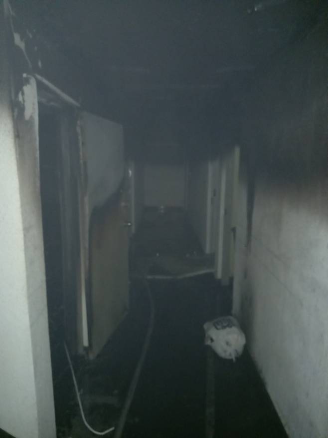 [부산=뉴시스] 5일 오후 6시 30분께 부산 기장군의 한 원룸 건물 3층에서 불이 났다. (사진=부산소방재난본부 제공) *재판매 및 DB 금지