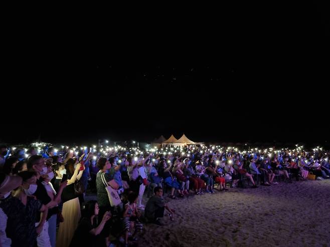 5일 부산 다대포해수욕장에서 열린 다대포 포크락 콘서트에서 관객들이 휴대전화로 불빛을 비추며 환호하고 있다. 김혜민 수습기자