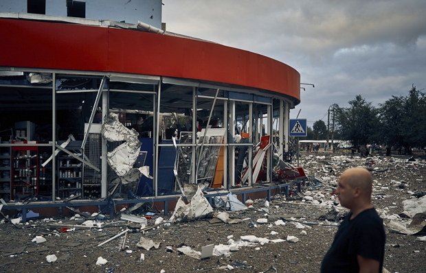 3일(현지시간) 우크라이나 남부 미콜라이우주 마트가 러시아군 포격으로 파괴돼 있다. AP 연합뉴스
