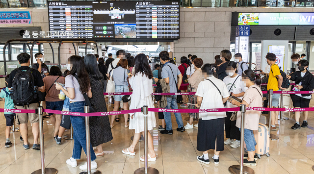 5일 김포공항 국내선 청사 출발층이 제주 등으로 떠나려는 여행객들로 붐비고 있다. 연합뉴스