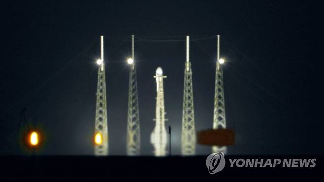 기립한 다누리 발사체 팔콘9 (서울=연합뉴스) 다누리를 탑재한 미국 스페이스X의 팰컨 9이 3일 오후(현지시간) 미국 플로리다 케이프커내버럴 우주군기지 40번 발사장에서 기립해 있다. 2022.8.4 [과기정통부 제공. 재판매 및 DB 금지] photo@yna.co.kr