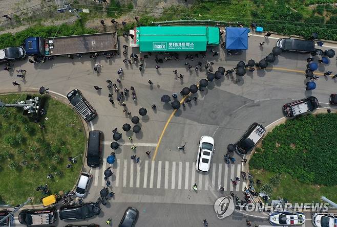 화물연대 홍천 하이트진로 집회…경찰 통제 [연합뉴스 자료사진]