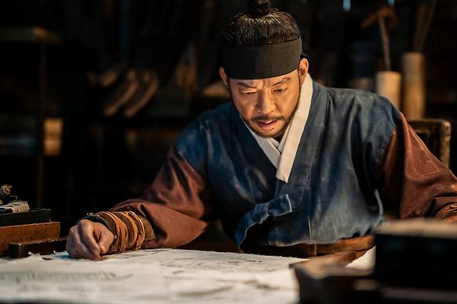 After Acting General Na Dae-yong, he always appears straight-faced: his beard is neatly trimmed, his clothes neat, his voice serious.It is hard to find the face of Jang Yi-soo in The Outlaws series and Jung In-kwon in Our Blues.Park Ji-hwan, who met at a cafe in Palpan-dong, Jongno-gu, Seoul on May 5, said, When Kim Han-min first proposed to appear, I thought it would be why. He said, Why not? he recalled.I was wondering why you gave me this role, but I didnt get the correct answer. He just saw the movie Bongo-dong Battle and thought, I think I can leave it to him.I wanted to be unique.After reading the scenario, I confessed that I was trembling with fear and burden. This one is too big compared to the person I have been in charge of so far.I thought I could act on such a person. As the worries about Acting deepened, he said he went home with camping equipment because he thought he would not come back until he was inspired.The first time I visited the Naju area in South Jeolla Province, where Na Dae-yong was born, the Yeosu shipyard, where I made and repaired the turtle ship and the Panok line, the Suncheon dwarf and Chungmusa, where General Yi Sun-sin was killed, and the emergence of the Hansan dragon, where the Battle of the Hansan Dragon took place, was also sent to the waters off the coast.One day the emergence of the Hansan Dragon also looks out of the water, and the wind sounds different from usual, and the scene of fighting began to be imagined in front of me.At that time, I thought, Whoever came could not have won this Joseon army. With this mind, I saw the script and it started to be drawn in three dimensions.He said, It is the first time I have built a character for such a long time. He also said that there was director Kim Han-min at the base.You crossed the point where humans could reach (in relation to General Yi Sun-sin), and I thought that if I wanted to act with him, I shouldnt do it with my head.I thought it would be a nightmare a minute or two if I did not match the frequency with the bishop beyond sincerity and authenticity. Fortunately, the frequency was so good. After seeing the finished version, he said, I was ashamed to realize that I was such a small and humble person.Regarding the concern that it can flow into excessive patriotism, he said, I deserve to be respected as those who saved the country, and I can not praise it. I am sorry that I do not remember more and have more respect.Recently, Park Ji-hwans works have succeeded in winning the box office in succession.Our Blues recorded double-digit ratings, and The Outlaws 2 became the first 10 million films since Pandemic.The Emergence of the Hansan Dragon also exceeded 3 million cumulative audiences on the eighth day of its release.I am grateful, he said, but it is a success that the main characters have achieved, not mine.Park Ji-hwans goal is Actor in fourth place because he doesnt even win a bronze medal, but thinks his constant effort is closest to the face of the minor.I think the most alive, hurtful, realistic is the fourth-class person, and I think that when I have lived and expressed them well, the work comes to life.So Ive talked about those characters and Im still interested. 