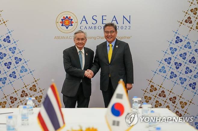 태국과 양자 회담 갖는 박진 장관 (프놈펜=연합뉴스) 박진 외교부 장관과 돈 쁘라맛위나이 태국 부총리 겸 외교장관이 5일 캄보디아 프놈펜 소카호텔에서 열린 양자 회담에서 만나 인사하고 있다. 2022.8.5 [외교부 제공. 재판매 및 DB 금지] photo@yna.co.kr