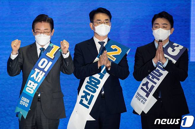 이재명 더불어민주당 당대표 후보(왼쪽)가 6일 대구 엑스코에서 열린 민주당 당대표 및 최고위원 후보자 대구·경북지역 합동연설회 후 강원, 대구·경북 권리당원 투표 결과 발표에서 74.81% 득표가 발표되자 주먹을 불끈 쥐고 있다. 왼쪽부터 이재명, 박용진, 강훈식 후보. 민주당 중앙선거관리위원회는 이날 강원, 대구·경북 권리당원 투표 결과, 이재명 후보가 74.81%, 박용진 후보 20.31%, 강훈식 후보 4.88%의 득표율을 기록했다고 밝혔다. 2022.8.6/뉴스1 ⓒ News1 유승관 기자