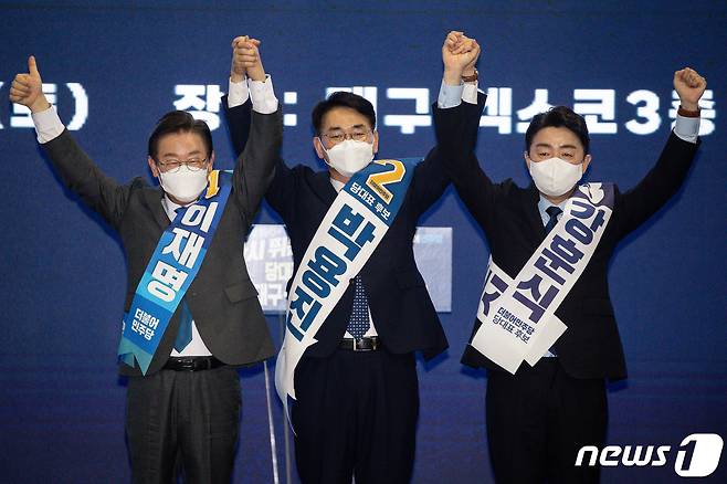 더불어민주당 당대표 후보자들이 6일 대구 엑스코에서 열린 민주당 당대표 및 최고위원 후보자 대구·경북지역 합동연설회에서 손을 맞잡고 있다. 왼쪽부터 이재명, 박용진, 강훈식 후보. 2022.8.6/뉴스1 ⓒ News1 유승관 기자